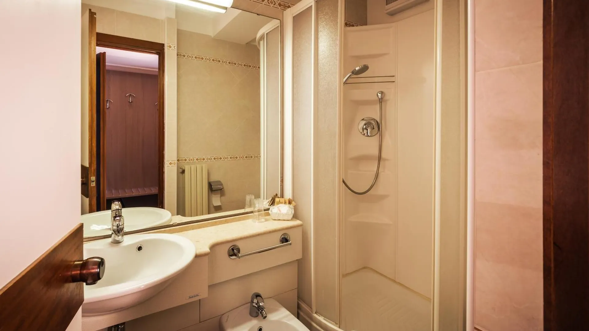 Hotel Ristorante Vapore Faggeto Lario 2*,